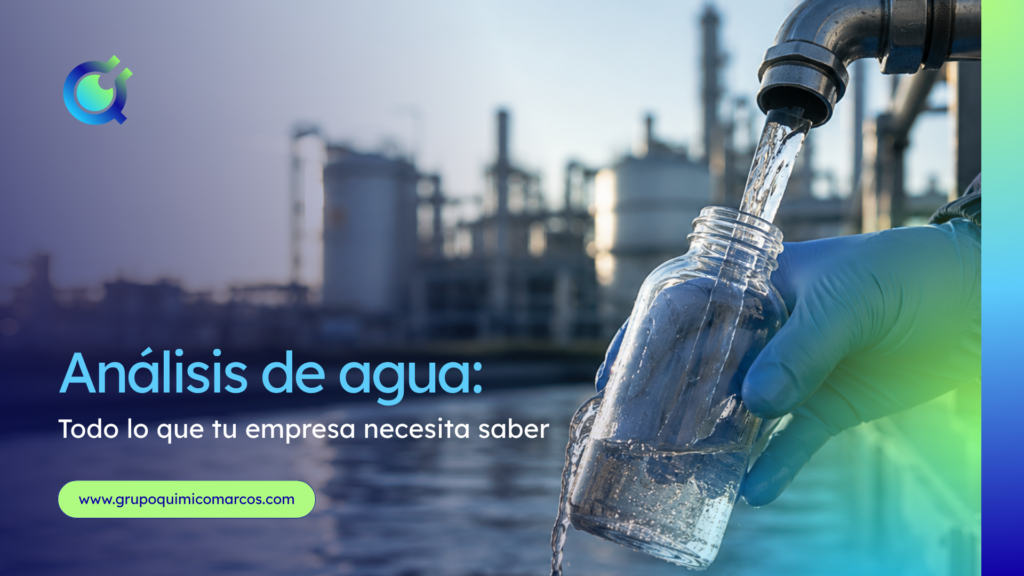 Muestreo de agua en una instalación industrial para análisis físico-químico y microbiológico de calidad del agua.